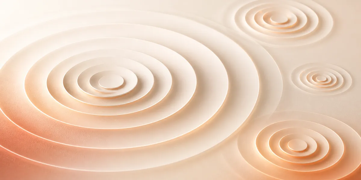 Composición abstracta de ondas sonoras concéntricas en distintas escalas, mismo patrón replicado de grande a pequeño, sobre fondo cálido