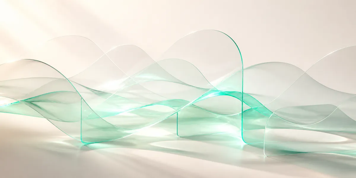 Ondas de cristal traslúcido fluyendo en un espacio cálido y limpio, evocando una conversación que viaja entre personas y tecnología